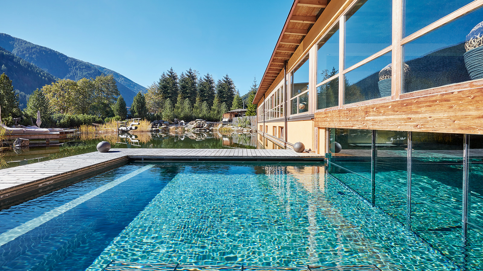 04 piscina e laghetto esterno